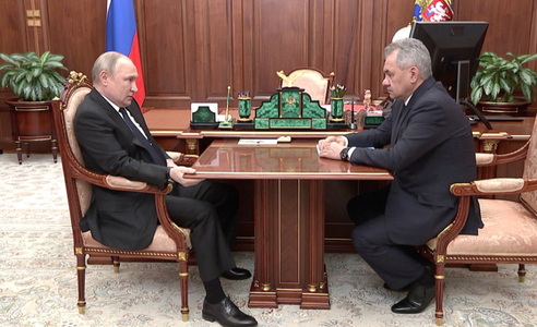 Putin declară ”eliberarea Mariupolului un succes” şi renunţă la luarea cu asalt a oţelăriei Azovstal
