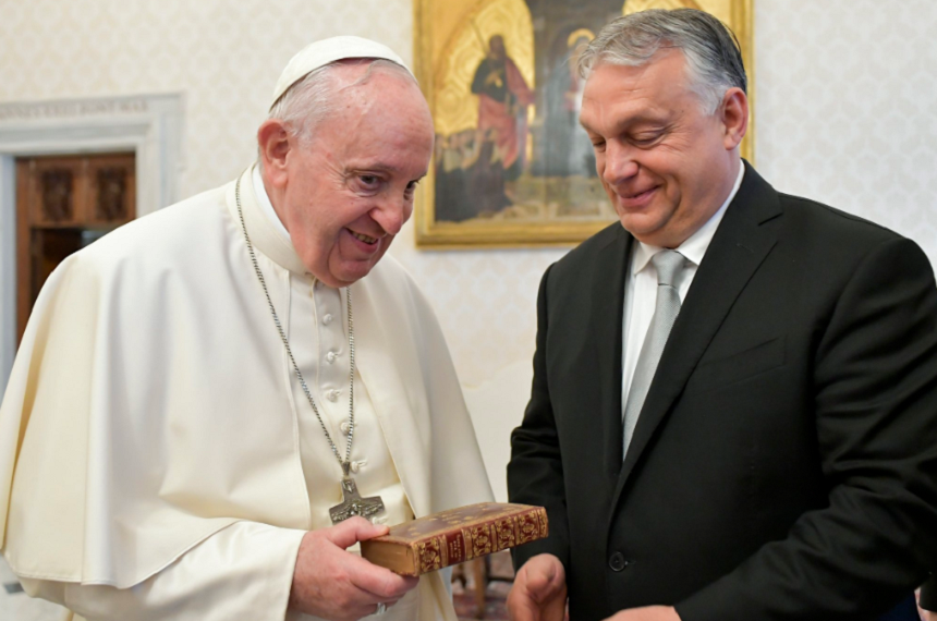 Papa Francisc îl primeşte pentru prima oară la Vatican pe Viktor Orban şi-i oferă o medialie de bronz a Sfântului Martin, în semn de recunoştinţă faţă de primirea unor refugiaţi ucraineni