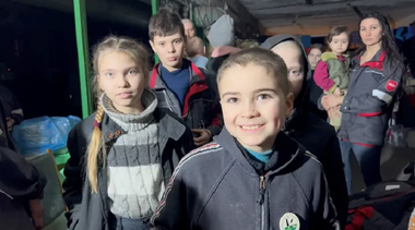 Ruşii iau din nou cu asalt oţelăria Azovstal din Mariupol. Batalionul Azov postează pe YouTube o nouă înregistrare video cu zeci de civili în complex