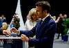 Emmanuel şi Brigitte Macron fac o baie de muţime şi votează, în turul doi al alegerilor prezidenţiale, la Touquet