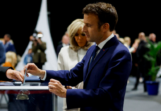 Emmanuel şi Brigitte Macron fac o baie de muţime şi votează, în turul doi al alegerilor prezidenţiale, la Touquet