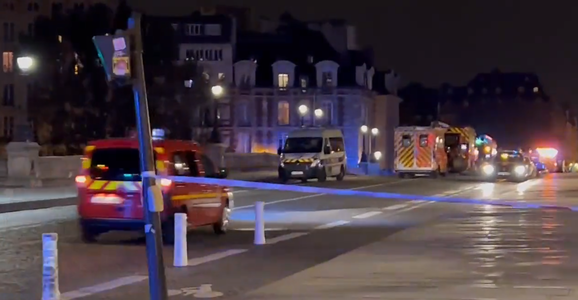 Poliţiştii au tras într-o maşină suspectă parcată pe contrasens pe Pont-Neuf, la Paris, ucigând două persoane şi rănind o alta