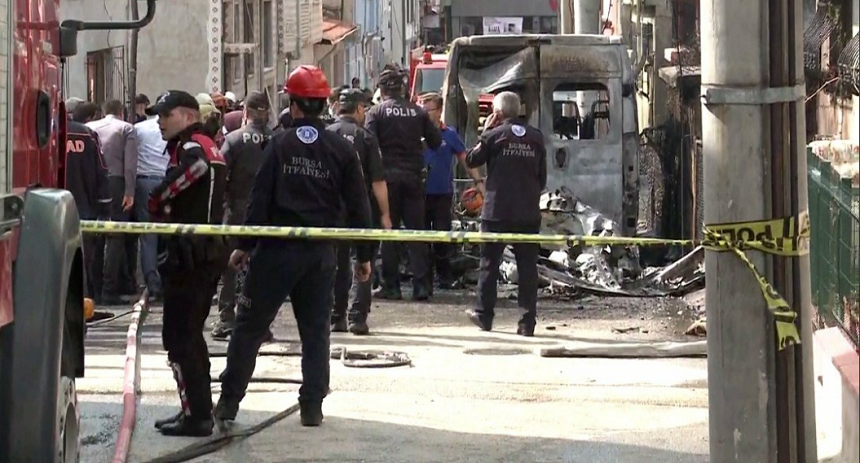 Un pilot instructor şi un pilot în formare mor în oraşul turc Bursa, după ce un avion monomotor se prăbuşeşte într-un cartier, fără să facă victime la sol