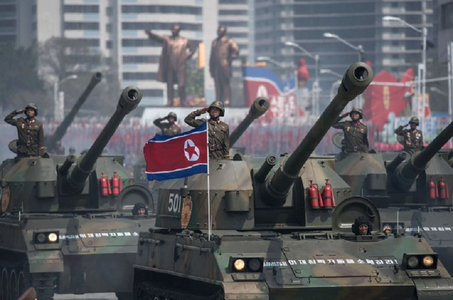 Phenianul marchează printr-o defilare militară nocturnă 90 de ani de la înfiinţarea armatei nord-coreene