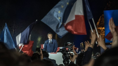 Biden anunţă că urmează să-l sune din nou pe Macron, după ce duminică i-a răspuns echipa acestuia, în timp ce francezul îşi sărbătorea victoria în alegeri la Turnul Eiffel