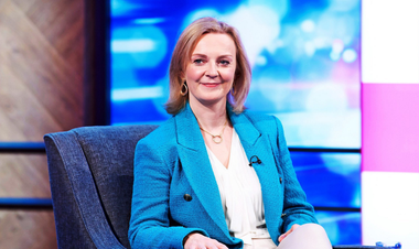 Liz Truss îndeamnă aliaţii occidentali să nu rămână ”impasibili” în faţa suferinţei ucrainenilor şi să ”dubleze armele grele, tancurile şi avioanele” oferite Ucrainei