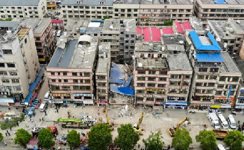 Şase oameni au fost scoşi în viaţă de sub dărâmături până acum, după prăbuşirea unei clădiri în China