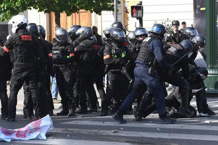 Incidente la manifestaţiile de 1 mai în Franţa: 29 de persoane au fost reţinute la Paris - VIDEO