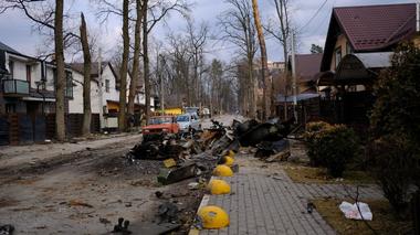 Cel puţin nouă civili au fost ucişi, marţi, în bombardamente ruseşti în Doneţk, trei dintre ei fiind ucişi în timp ce beau apă, potrivit guvernatorului regional