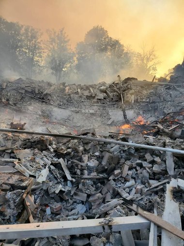 UPDATE - Ucraina: O bombă a lovit o şcoală în care se adăposteau 90 de persoane / 30 de oameni au fost scoşi de sub dărâmături / Cel puţin 2 persoane au murit