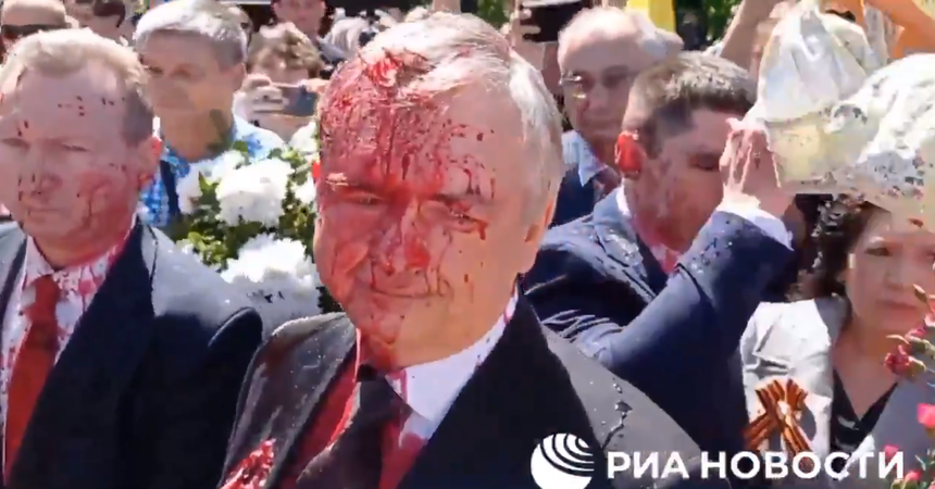 Ambasadorul Rusiei în Polonia, Serghei Andreev, a fost stropit cu vopsea roşie în timp ce încerca să depună flori la cimitirul soldaţilor sovietici din Varşovia - VIDEO