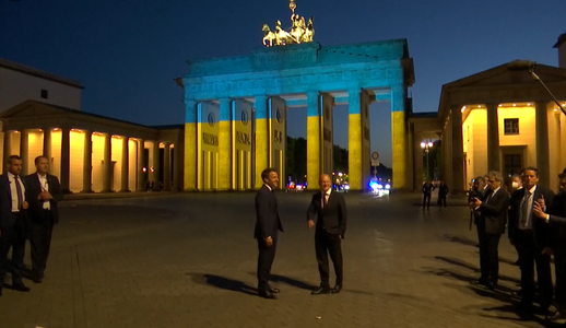 Berlin: Preşedintele francez Emmanuel Macron şi cancelarul german Olaf Scholz şi-au arătat „sprijinul total” pentru Ucraina, în timp ce au vizitat Poarta Brandenburg, iluminată în culorile acestei ţări