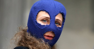 O membră Pussy Riot, Maria Alehina, fuge din Rusia deghizată în livratoare de mâncare