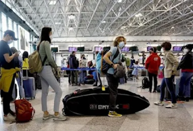 AESA şi ECDC ridică obligativitatea purtării măştii anticovid în avioane şi pe aeroporturile din UE începând de luni