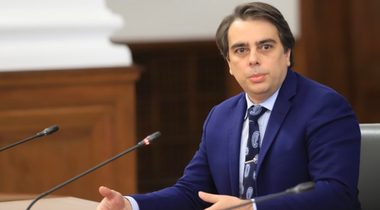 Bulgaria urmează să adopte moneda unică europeană euro la 1 ianuarie 2024, fără o perioadă de tranziţie, anunţă viceprimerul Asen Vasilev; ea nu îndeplineşte şi se încadrează în criteriile de la Maastricht, din cauza pandemiei covid-19