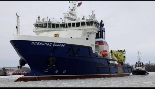 O navă a ruşilor de suport logistic, în flăcări după un atac al ucrainenilor în zona Insulei Şerpilor