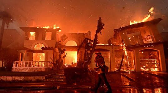 Un incendiu brusc şi violent distruge aproximativ 20 de case de lux pe coasta Californiei