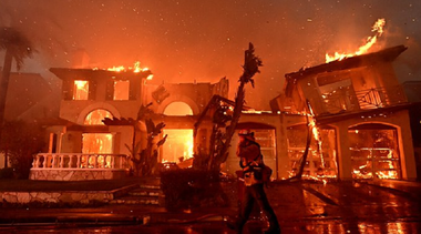 Un incendiu brusc şi violent distruge aproximativ 20 de case de lux pe coasta Californiei