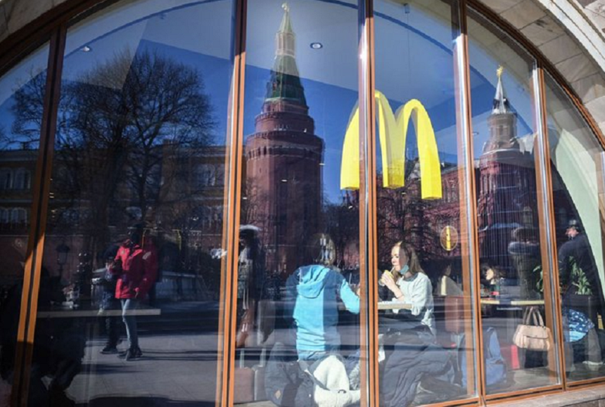 McDonald's anunţă că se retrage în totalitate din Rusia şi că-şi vinde toate activele ruse din cauza invaziei Ucrainei