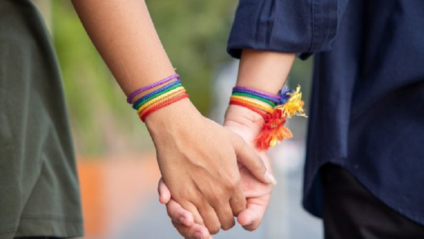 Un tribunal din Sofia obligă primăria să emită un certificat de naştere fiicei unui cuplu de lesbiene, o hotărâre cu valoare de jurisprudenţă