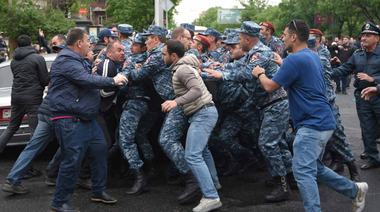 Aproape 300 de manifestanţi din cadrul opoziţiei armene, arestaţi la Erevan