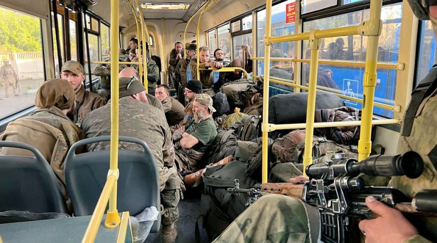 În total 959 de militari ucraineni, inclusiv 90 de răniţi, s-au predat Rusiei începând de luni şi s-au declarat prizonieri, 694 în ultima zi, anunţă Moscova; Rusia îi consideră combatanţi neonazşti şi nu militari; Kievul vrea un schimb de prizonieri