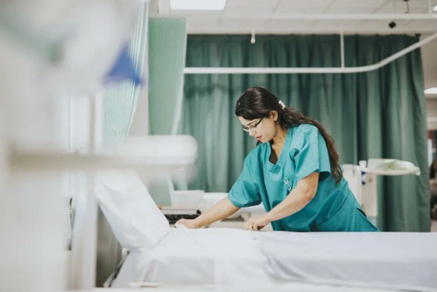 Jumătate dintre noile infirmiere din Regatul Unit provin din străinătate, mai ales din India şi Filipine, o dependenţă de forţă de muncă străină care provoacă îngrijorare
