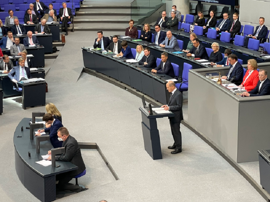 Olaf Scholz se declară, în Bundestag, împotriva unei aderări a Ucrainei la UE ”pe scurtătură”; ”Nu este vorba despre o problemă de câteva luni sau de câţiva ani”, subliniază el