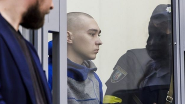 Sergentul rus Vadim Şişimarin, judecat de crimă de război la Kiev, îi cere iertare lui Katerina Şelipova, văduva bărbatului în vârstă de 62 de ani pe care recunoaţte că l-a ucis