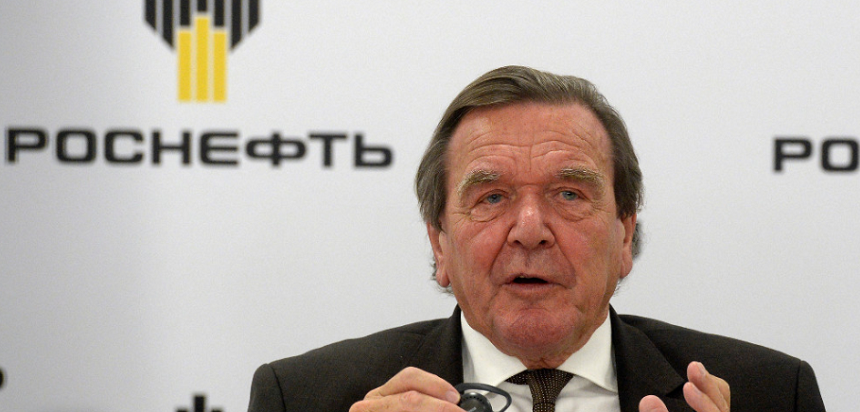 Fostul cancelar german Gerhard Schröder pleacă din funcţia de preşedinte al Consiliului de Administraţie al Rosneft; Matthias Warnig, un fost spion Stasi, demisionează şi el de la Rosneft