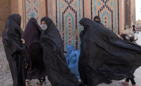 Afganistan: Prezentatoare de la mai multe televiziuni au sfidat ordinul talibanilor de a-şi acoperi feţele