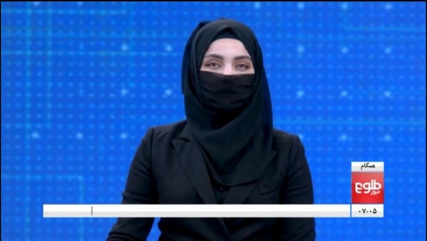 După ce au sfidat o zi ordinul talibanilor, prezentatoarele tv din Afganistan şi-au acoperit feţele