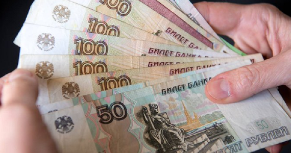 Noile autorităţi proruse din Herson impun rubla rusă ca mondedă oficială, în paralel cu grivna ucraineană, pentru a rusifica complet această regiune prorusă; cursul este de două ruble o grivnă, iar preţurile pot fi afişate în ambele monede