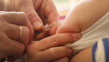 Vaccinul anticovid Pfizer-BioNTech, eficient - în trei doze de trei micrograme - la vaccinarea copiilor cu vârsta cuprinsă între şase luni şi cinci ani, anunţă alianţa farmaceutică americano-germană