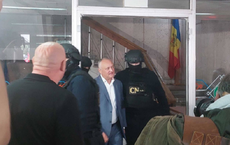 Fostul preşedinte moldovean prorus Igor Dodon, plasat în arest prevenitv la domiciliu 30 de zile; procuratura îl acuză că ”poate influenţa cursul anchetei” şi că ”intenţiona să fugă din ţară” şi anunţă că face apel împotriva acestei hotărâri