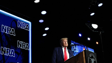 Trump îndeamnă, la Convenţia NRA din Texas, după atacul armat de la Uvalde, la ”înarmarea cetăţenilor” pentru a lupta împotriva ”răului”; miliardarul vrea ”garduri robuste” şi detectoare de metale în faţa şcolilor şi înarmarea profesorilor