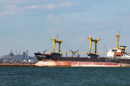 O navă încărcată cu metal pleacă din portul ucrainean Mariupol la Rostov-pe-Don în Rusia; Kievul denunţă un ”jaf”
