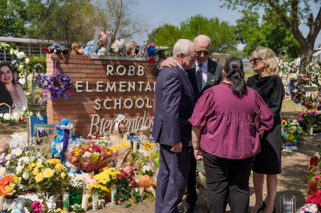 Joe Biden alină durerea Uvalde, un oraş traumatizat de un atac armat, într-o vizită la Şcoala Primară Robb
