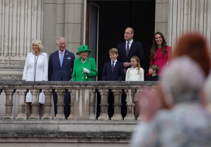 Apariţie surpriză a reginei Elizabeth a II-a la balconul Palatului Buckingham, în ultima zi a festivităţilor prilejuite de Jubileul de Platină - VIDEO