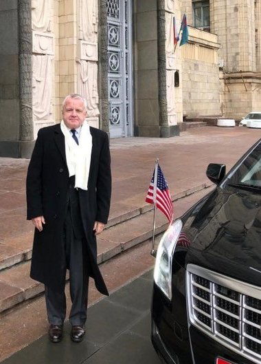 Rusia nu ar trebui să închidă ambasada Statelor Unite, deoarece ar fi indicat ca cele două state ”să păstreze capacitatea de a discuta”, declară ambasadorul SUA la Moscova