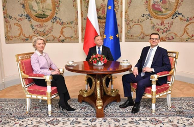 Comisia Ursulei von der Leyen, ameninţată de o moţiune de cenzură în Parlamentul European, din cauza undei verzi a planului de relansare economică post-covid al Poloniei, în pofida încălcărilor statului de drept ale Varşoviei