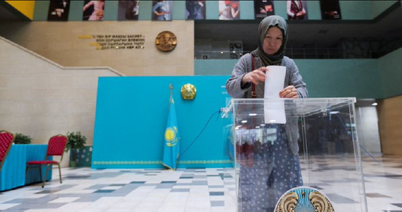 O reformă constituţională adoptată prin referendum în Kazahstan, cu 77% dintre voturle exprimate, menită să pună capăt epocii fostului preşedinte Nursultan Nazarbaiev şi a clanului acestuia