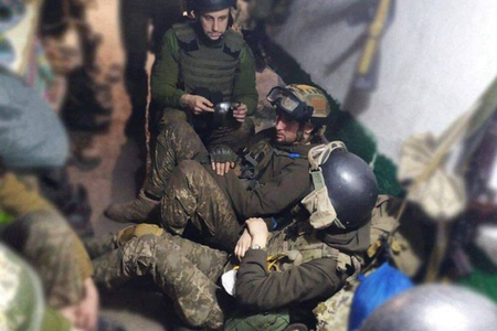 Cadavrele unor luptători ucraineni ucişi în luptele din oţelăria Azovstal au fost predate Kievului, anunţă familiile combatanţilor Regimentului Azov