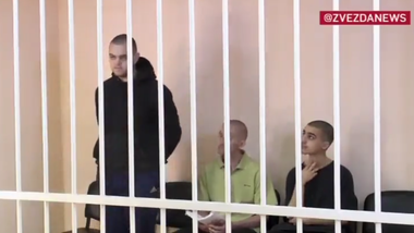 Britanicii Aiden Aslin şi Shaun Pinner, luaţi prizonieri de forţele ruse, s-au prezentat în instanţă în Republica Populară Doneţk, sub acuzaţia că sunt mercenari