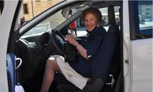 O italiancă de 100 de ani şi-a reînnoit permisul de conducere