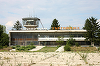 Avionul bimotor de mici dimensiuni de tip Beechcraft care a survolat Ungaria, Serbia, România şi Bulgaria, găsit abandonat, acoperit cu cartoane, în Bulgaria, pe o pistă nefolosită a aeroportului din Tărgovişte / Anchete în Bulgaria şi Ungaria