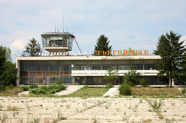 Avionul bimotor de mici dimensiuni de tip Beechcraft care a survolat Ungaria, Serbia, România şi Bulgaria, găsit abandonat, acoperit cu cartoane, în Bulgaria, pe o pistă nefolosită a aeroportului din Tărgovişte / Anchete în Bulgaria şi Ungaria
