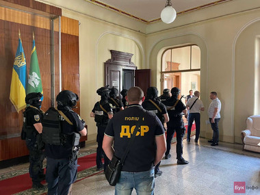 Percheziţii în biroul şefului Administraţiei Militare Regionale Cernăuţi S. Osachuk - presă
