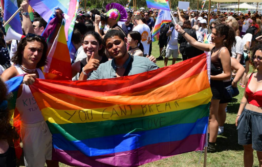 Peste 170.000 de persoane participă la Gay Pride în Tel Aviv, cel mai mare marş al mândriei în Orientul Mjlociu; o parte a comunităţii LGBT acuză însă Israelul de o instrumentalizare a cauzei sale şi denunţă un ”pinkwashing”