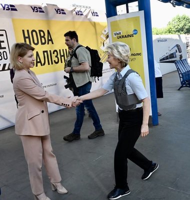 Ursula von der Leyen s-a întors la Kiev să discute cu Volodimir Zelenski despre reconstrucţia Ucrainei şi progresul către aderarea la Uniunea Europeană 